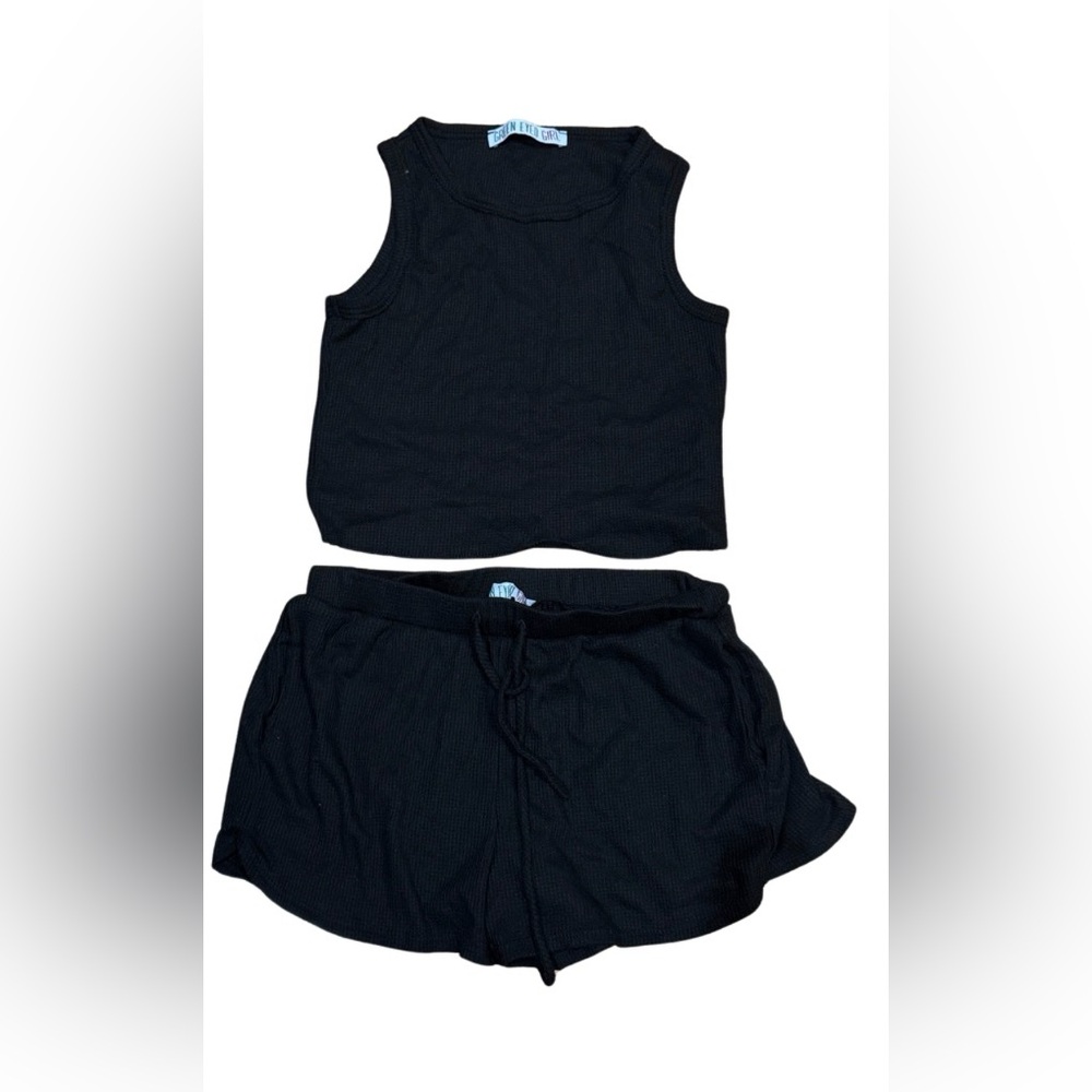 Elegant Black Sleeveless Pajama Set (Crop Top & Shorts)